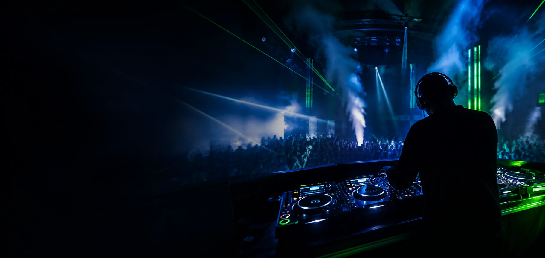 Console DJ, lasers et foule dans une ambiance de concert