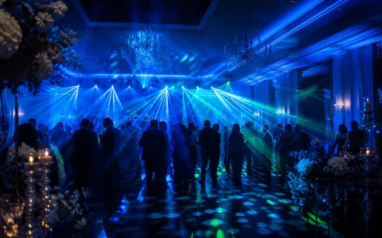 Ambiance lumineuse bleue et verte sur une piste de mariage